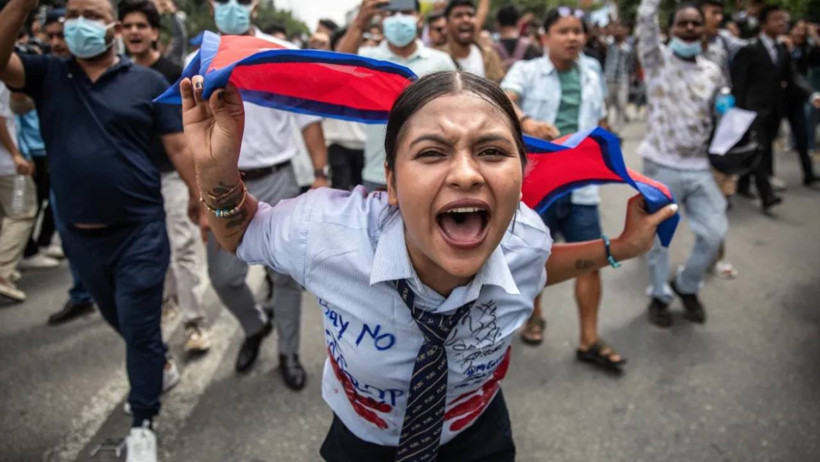Nepal'de Kaçan Bakanın Engelli Eşini Protestocular Kurtardı, O Kareler Gündem Oldu - Resim : 2
