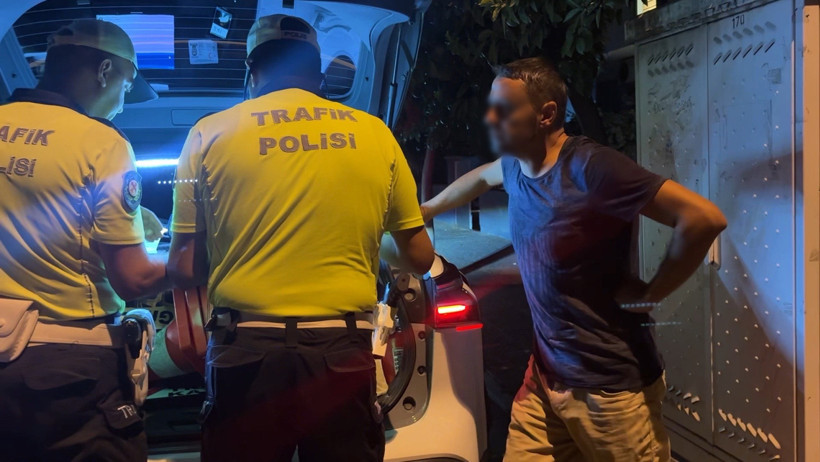 Aydın’da Alkollü Ve Ehliyetsiz Sürücü 3 Araca Çarptı: Tehditler Savurdu - Resim : 1