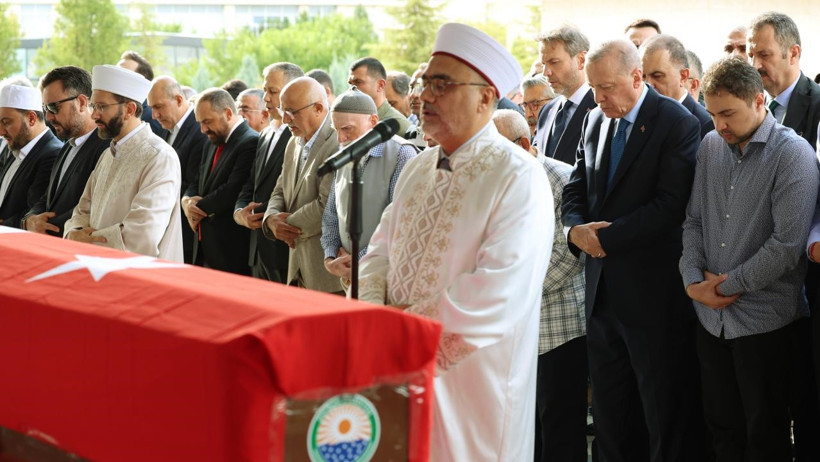 Cumhurbaşkanı Erdoğan, Kılıç’ı Son Yolculuğuna Uğurladı - Resim : 1
