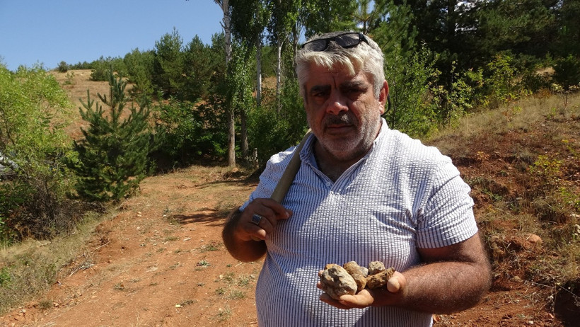 Toprak Altında Saklı Servet: Taşların Arasından Tek Tek Ayıklıyor, Gramı Altınla Yarışıyor - Resim : 1