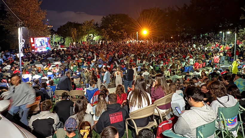 Meydanlarda Final Coşkusu - Resim : 1