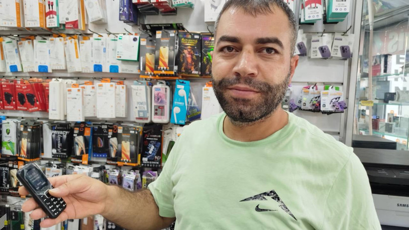 Telefonu tamiri ve satışı yapan Mahsum Akay
