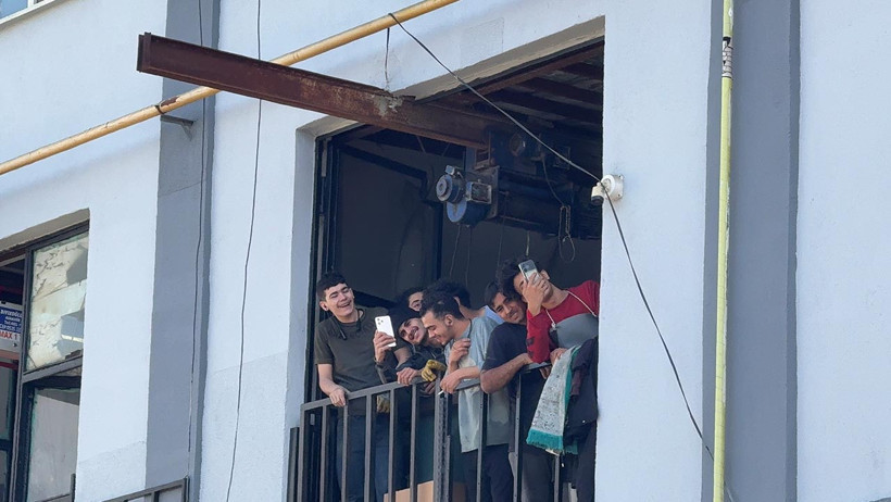 Yangın Var, Umursayan Yok: İşçiler Alevleri İzleyip Sigara İçti - Resim : 2