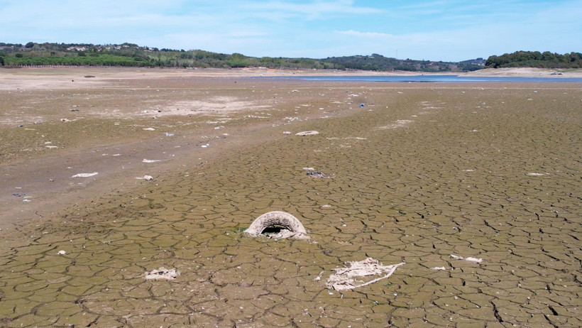 Sular Çekilince Gerçek Ortaya Çıktı! Baraj Kıyısı Çöplüğe Döndü - Resim : 1