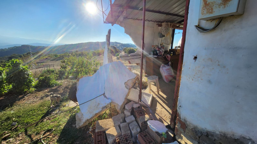 Bursa'da Ev Yarıklarla İkiye Bölündü, Köylüler Tehlike Altında - Resim : 1