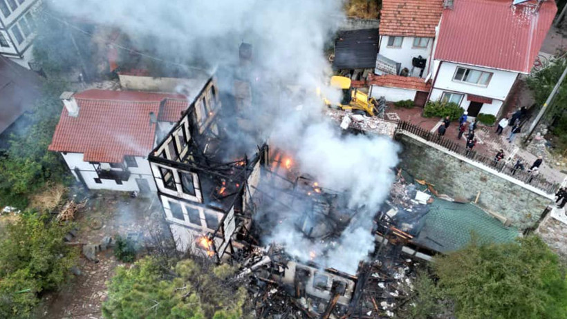 Yüzyıllık Miras Alevlere Teslim Oldu! Bolu'da Tarihi Konak Yandı - Resim : 2