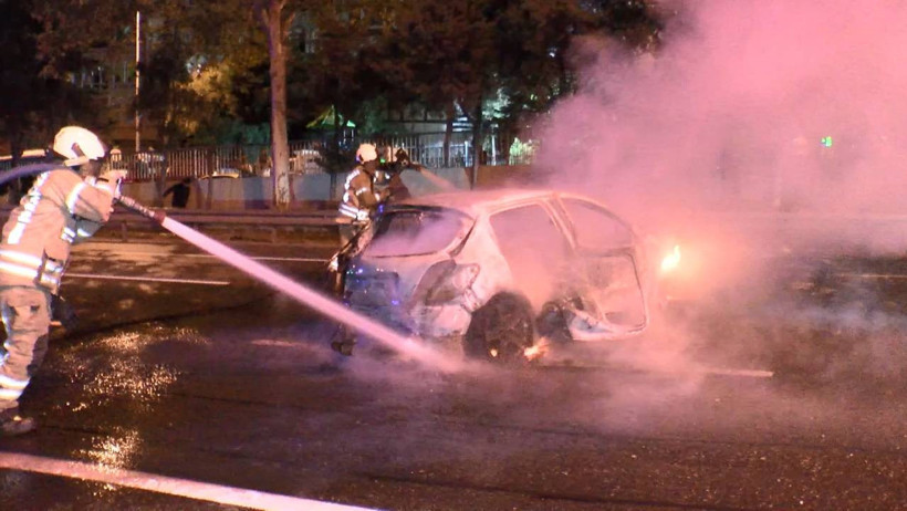 Esenler’de Gece Yarısı Can Pazarı: Otomobil Takla Atıp Alev Aldı, 5 Kişi Yaralandı - Resim : 1