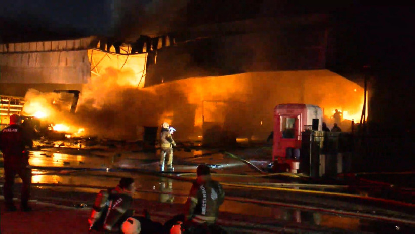 İkitelli'deki Yangın Kontrol Altında: Çok Sayıda Kamyon ve TIR Zarar Gördü - Resim : 1