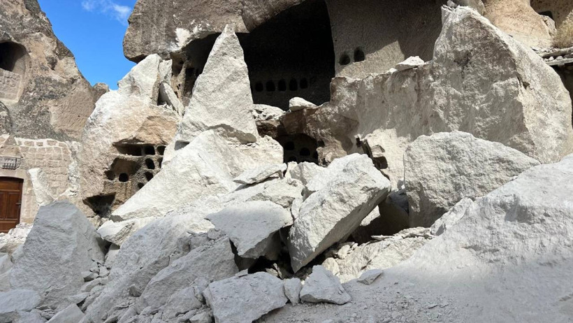 Kapadokya'da Milyonlarca Yıllık Peribacası Yıkıldı, Ortalık Toz Duman Oldu! Açıklama Geldi - Resim : 4