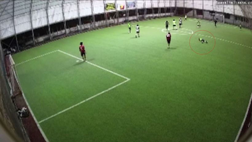 Halı Sahada Ölüm Getiren Kalp Krizi! Polisin Tabutu Başındaki Minik Oğlu Yürek Sızlattı - Resim : 1