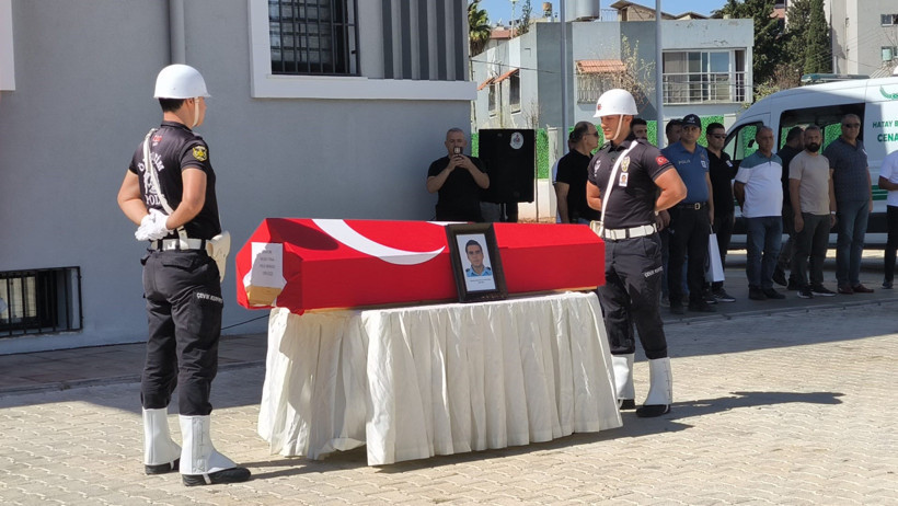 Halı Sahada Ölüm Getiren Kalp Krizi! Polisin Tabutu Başındaki Minik Oğlu Yürek Sızlattı - Resim : 3