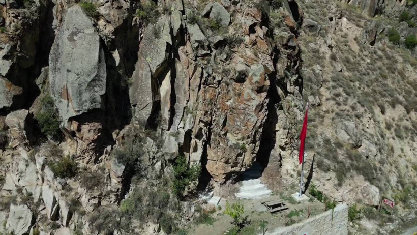 Yaz Kış Herkes Bu Mağaraya Akın Ediyor! Öyle Bir Özelliği Var ki Duyan Şaşırıyor - Resim : 3