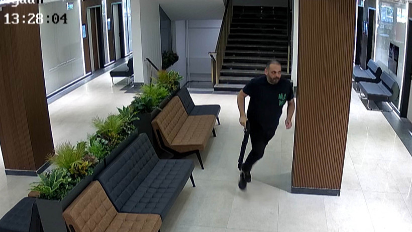 4. Uzaklaştırma Kararını Aldırdığı Gün Katledildi... Hastanedeki Dehşetin Görüntüleri Ortaya Çıktı! Ölümden Kaçmaya Çalışmış ama... - Resim : 3