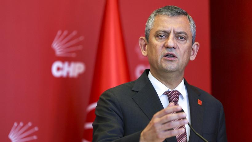 Özgür Özel, Selvi Kılıçdaroğlu İçin Ayağa Kalktı: 'Kemal Bey'in Eşine Yapılanı Kendi Eşime Yapılmış Sayarım' - Resim : 2