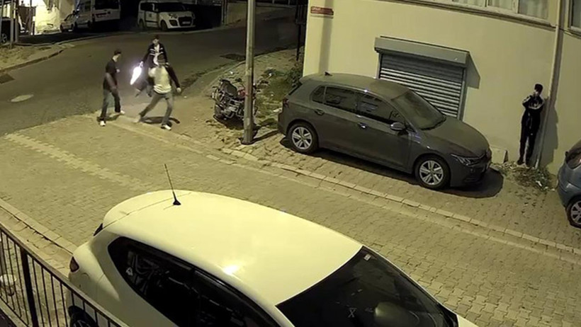 Bir Adım Ötesi Facia! Bu Çocukların Elinde Silahın Ne İşi Var? Esenyurt’taki Tehlikeli Oyun Kamerada - Resim : 1