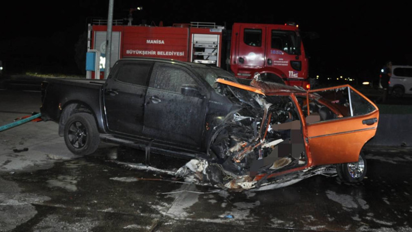Manisa'da Feci Kaza! Otomobil İkiye Bölündü: 5 Ölü, 6 Yaralı - Resim : 2