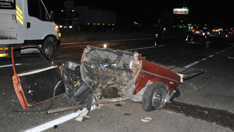 Manisa'da Feci Kaza! Otomobil İkiye Bölündü: 5 Ölü, 6 Yaralı - Resim : 1