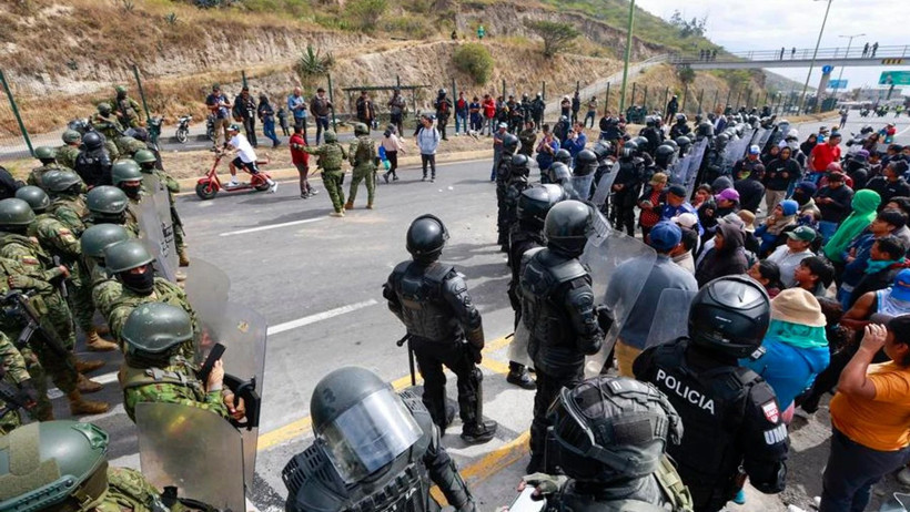 Ekvador Devlet Başkanı ve Diplomatların Konvoyuna Saldırı! 17 Asker Rehin Alındı - Resim : 2