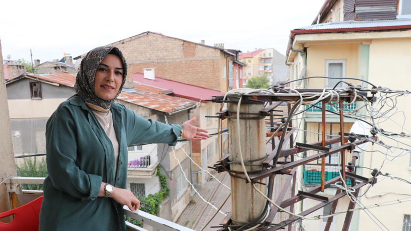 20 Yıllık Tehlike! Sivas’ta Elektrik Direği Kabusu, Yağmurla Birlikte Korku Başlıyor - Resim : 1