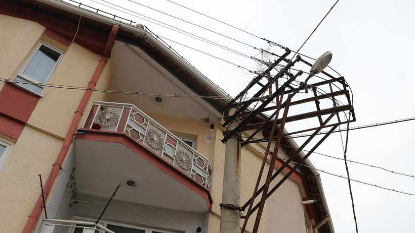 20 Yıllık Tehlike! Sivas’ta Elektrik Direği Kabusu, Yağmurla Birlikte Korku Başlıyor - Resim : 2
