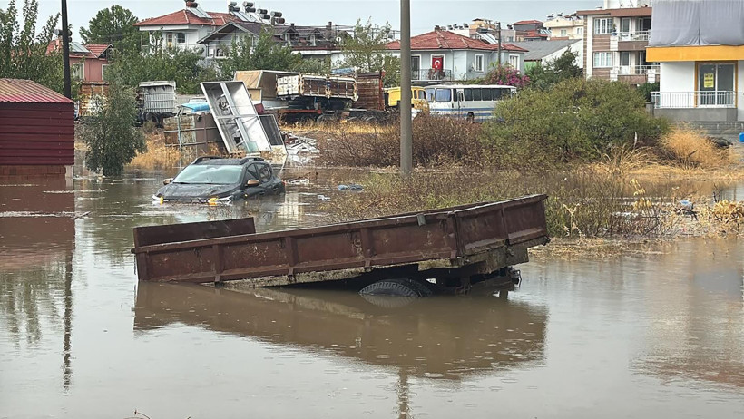 Muğla'nın 5 İlçesinde Çifte Alarm!  Hem Sağanak Hem Fırtına Vurdu... Araçlar Mahsur Kaldı, Mezarlar Sular Altında Kaldı, Tekneler Kıyıya Vurdu - Resim : 2