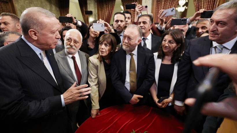 Cumhurbaşkanı Erdoğan, Hatimoğulları'nı Neden Alkışladı? İşte İç Salonda Yaşananlar - Resim : 2