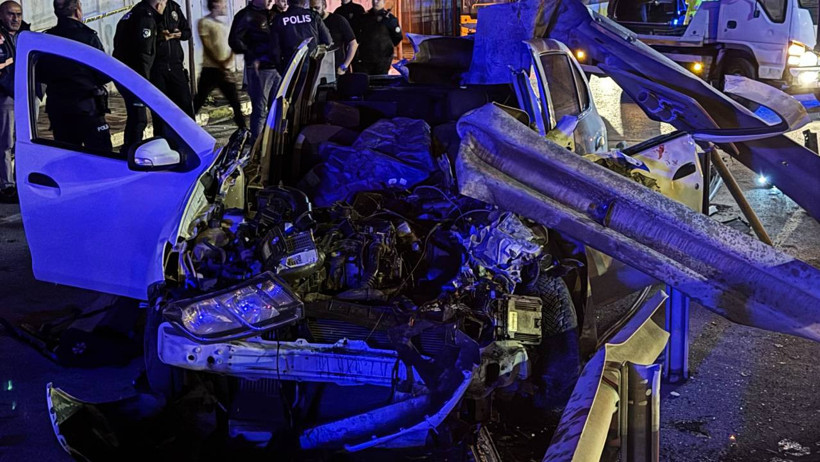 Ümraniye'de Feci Kaza! Otomobil Bariyerlere Ok Gibi Saplandı: 1 Ölü, 1 Yaralı - Resim : 2