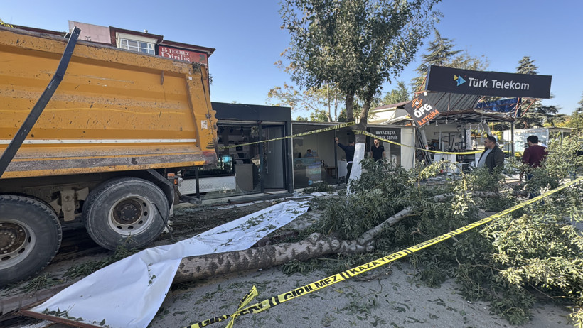 Korkunç Sabah! Fren Arıza Yaptı, Önüne Ne Geldiyse Biçti: Tam 7 İş Yeri... - Resim : 1