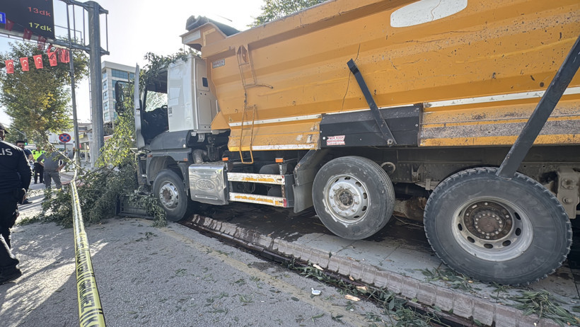Korkunç Sabah! Fren Arıza Yaptı, Önüne Ne Geldiyse Biçti: Tam 7 İş Yeri... - Resim : 2