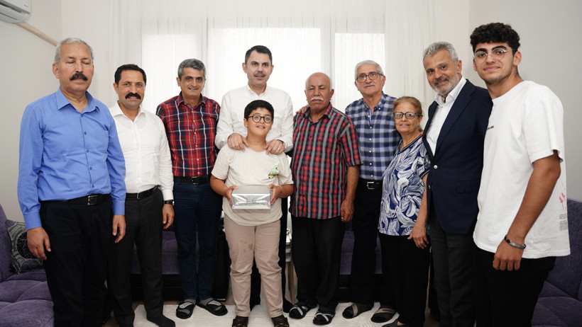 Bakan Kurum'dan Hatay'da Depremzede Aileye Ziyaret: 'Burada Devlet Millet El Ele...' - Resim : 1