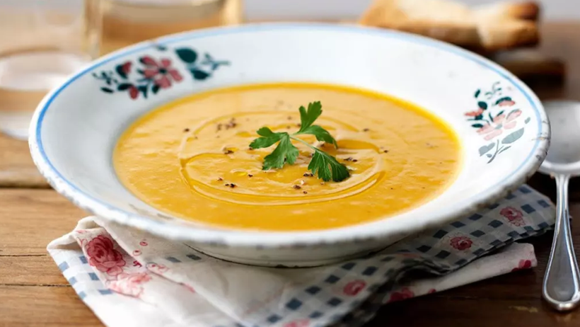Menemeni Unutturacak Yeni Lezzet Kaosu! Okay Bayülgen Tartışmanın Fitilini Ateşledi: Mercimek Çorbası Unlu mu Olur Unsuz mu? - Resim : 1