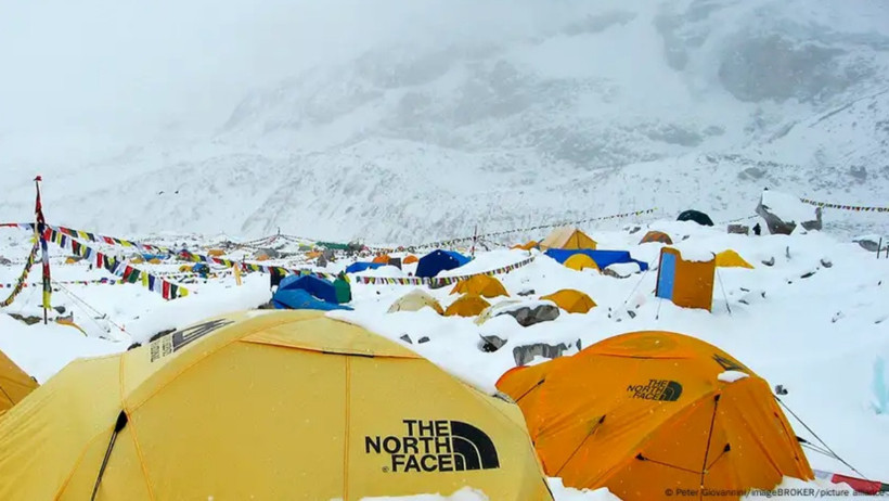 Everest Dağı’nda Alarm! Yüzlerce Kişi Mahsur Kaldı - Resim : 1