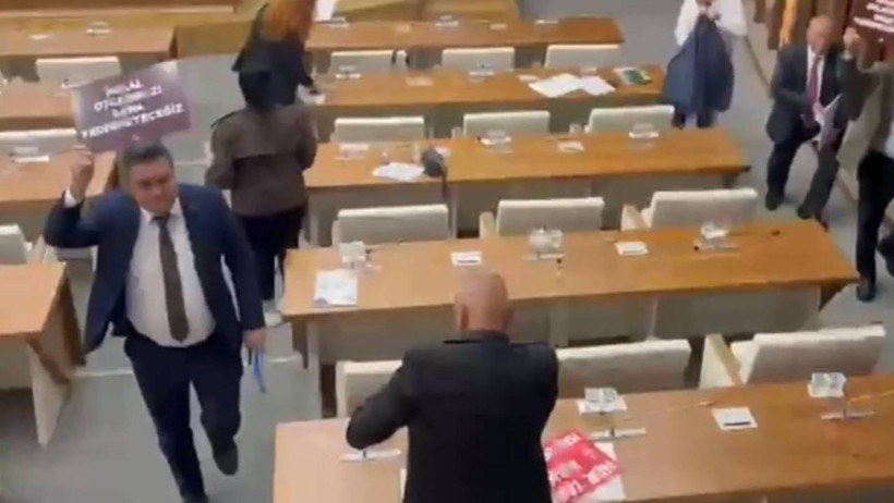 AKP'ye Geçerek Tepki Çekmişti, İlk Meclis Toplantısında Gerginlik! Özlem Vural Gürzel'e İçerde ve Dışarda Protesto, 1 Kişi İstifa Etti - Resim : 2