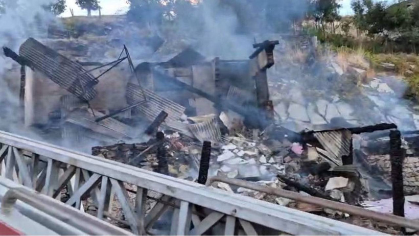 Adana'da Yanan Ev Çöktü, İki Kardeş Enkaz Altında Kaldı - Resim : 1