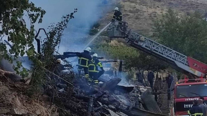 Adana'da Biri Engelli İki Kardeş, Yangında Can Verdi - Resim : 2