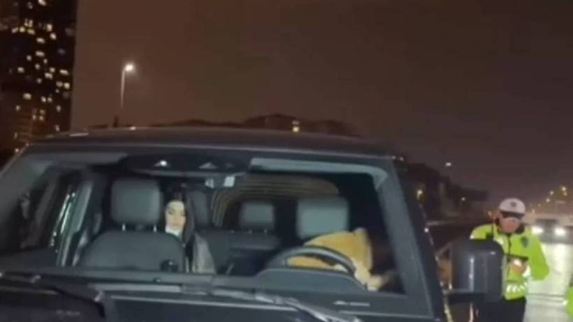 Aşkta Kaybetti Kariyerinde Zirveyi Gördü! 5 Yılda Tam 50 Milyon TL Kazandı: Hande Erçel’in Lüks Aracı Dudak Uçuklattı, Bakın Ne Kadar Ödemiş? - Resim : 2