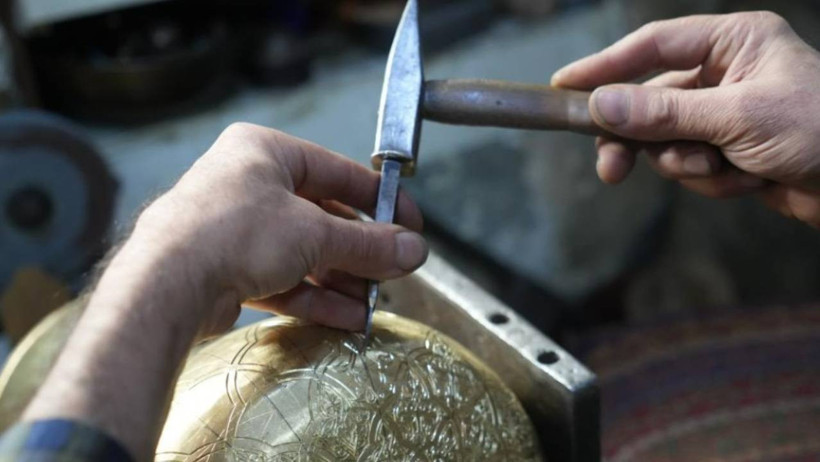 Yabancı Koleksiyonerler Sıraya Girdi: Eliyle Tek Tek İşliyor, 100 Bin Liraya Satıyor - Resim : 1