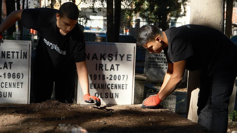 Ne TikTok Ne de Instagram Mezarlıkta Fenomen Oldular! İki Kardeşin Hikayesini Duyan Takdir Ediyor - Resim : 4