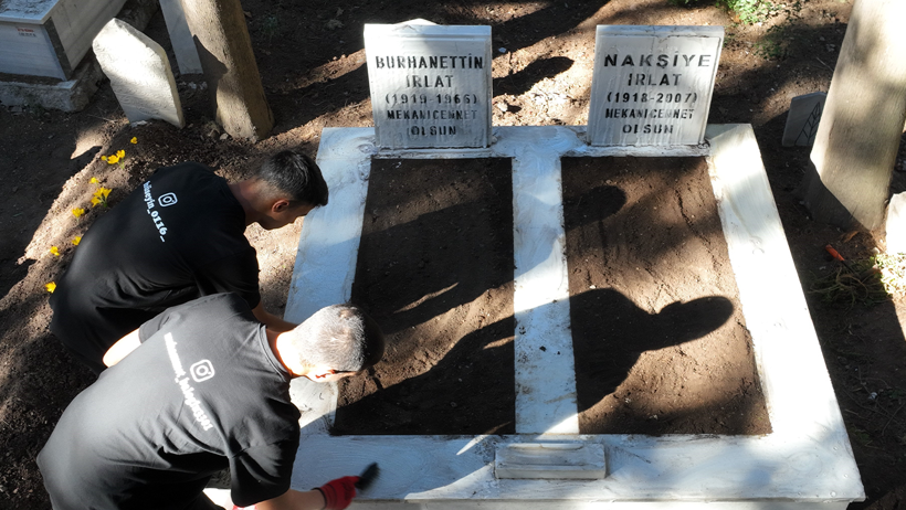 Ne TikTok Ne de Instagram Mezarlıkta Fenomen Oldular! İki Kardeşin Hikayesini Duyan Takdir Ediyor - Resim : 3