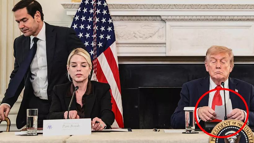 Trump’a Gelen Gizemli Notta Ne Yazıyor? Bakan Kulağına Fısıldadı, Okur Okumaz Toplantıyı Sonlandırdı - Resim : 1