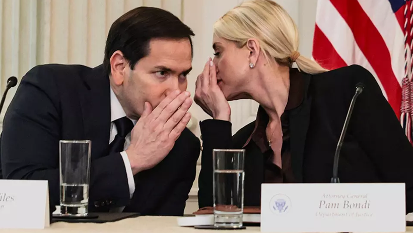 Trump’a Gelen Gizemli Notta Ne Yazıyor? Bakan Kulağına Fısıldadı, Okur Okumaz Toplantıyı Sonlandırdı - Resim : 3