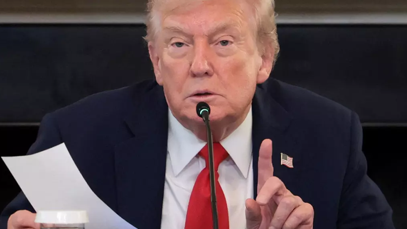 Trump’a Gelen Gizemli Notta Ne Yazıyor? Bakan Kulağına Fısıldadı, Okur Okumaz Toplantıyı Sonlandırdı - Resim : 2