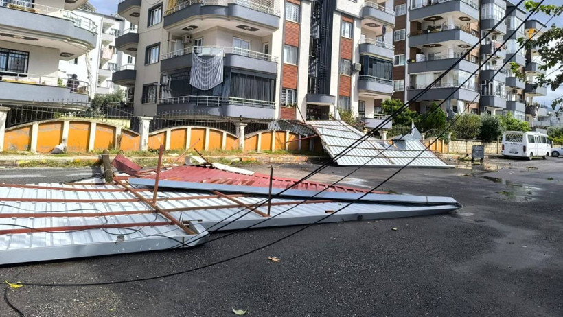 Fırtına Hatay’ı Vurdu! Çatı Uçtu, Araçlar Zarar Gördü - Resim : 1