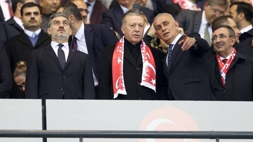 Bu Detayı Kimse Bilmiyor! Milli Maç Öncesi Protokol Krizi: Hacıosmanoğlu Sinirlenip Yırtıp Attı - Resim : 1