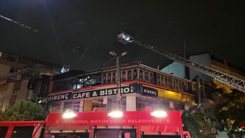 Sultangazi'de Korkutan Yangın! Yan Binaya da Sıçradı - Resim : 1