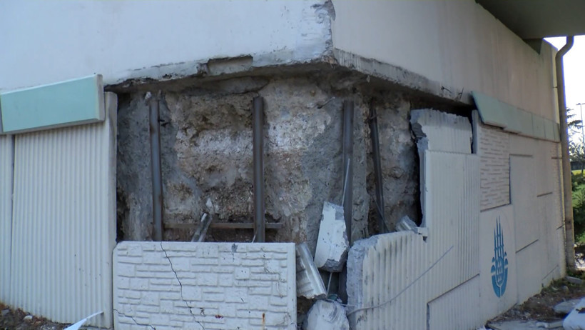 Bakırköy’de Çevik Kuvvet Servis Otobüsü Üst Geçide Çarptı - Resim : 2