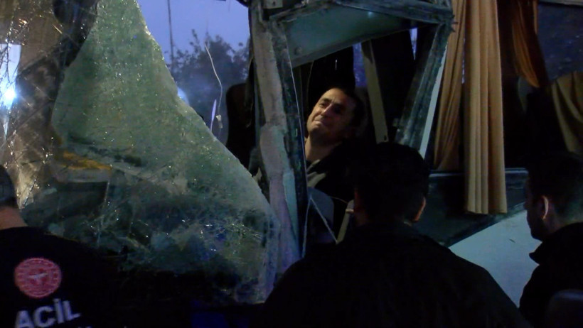 Bakırköy’de Çevik Kuvvet Servis Otobüsü Üst Geçide Çarptı - Resim : 1