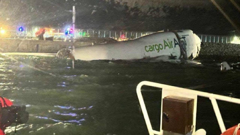 Hong Kong'da Pistten Çıkan Uçak Denize Sürüklendi! 2 Ölü - Resim : 1
