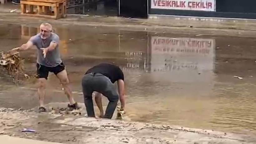 İzmir ve Antalya’yı Sağanak Vurdu: Caddeler Göle Döndü, Araçlar Mahsur Kaldı - Resim : 4