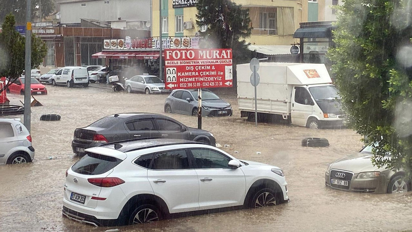 İzmir ve Antalya’yı Sağanak Vurdu: Caddeler Göle Döndü, Araçlar Mahsur Kaldı - Resim : 3